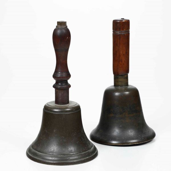 Due campane in bronzo con manico in legno tornito, XVIII-XIX secolo