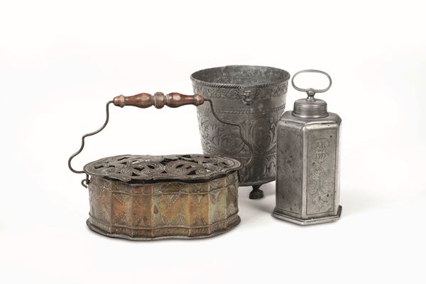 Lotto di scaldino in rame sbalzato e legno tornito, vaso e contenitore in peltro e piccolo mortaio in bronzo. XVIII-XIX secolo