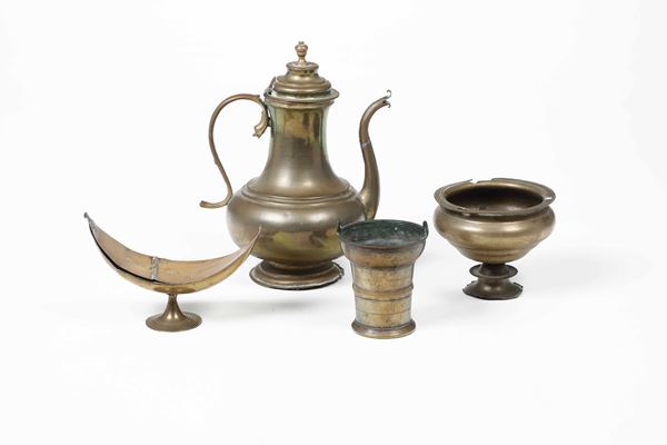 Lotto di navicella, due vasetti e una caffettiera in bronzo e rame