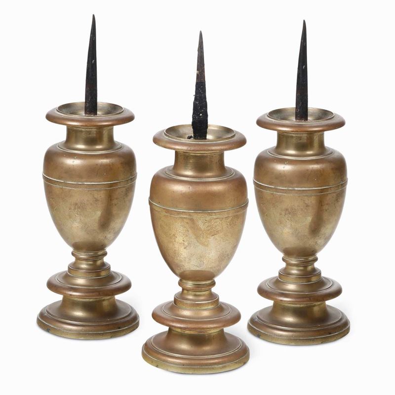 Tre candelieri a balaustro in bronzo fuso e tornito. Italia XVII secolo  - Asta Dimore Italiane - Cambi Casa d'Aste