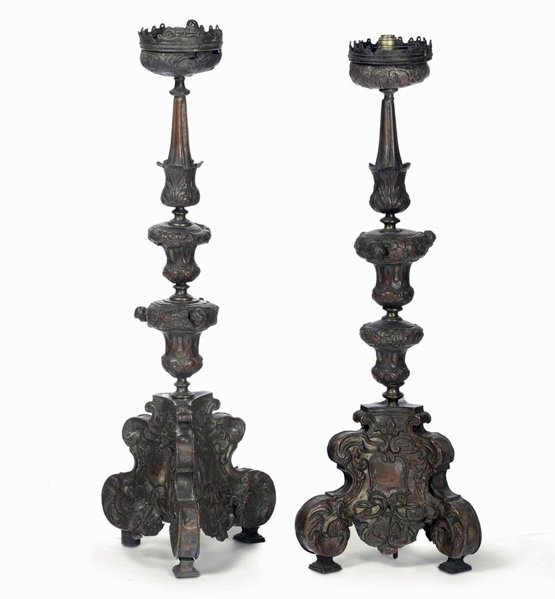 Coppia di grandi torciere in rame sbalzato con anima in legno. XVIII secolo  - Asta Dimore Italiane - Cambi Casa d'Aste