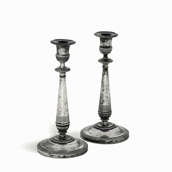 Coppia di candelieri in argento fuso e cesellato. Argenteria lombardo-veneta del XIX secolo