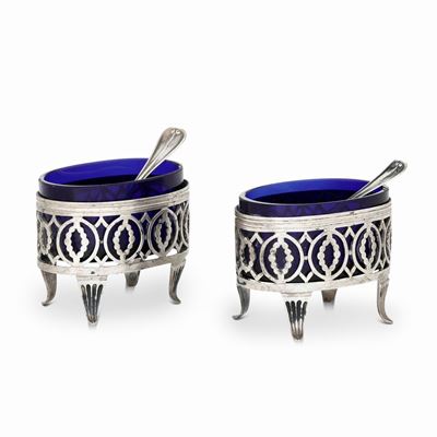 Coppia di Saliere in Argento Traforato e Vetro Blu Cobalto con Cucchiaini. Argenteria Italiana de...
