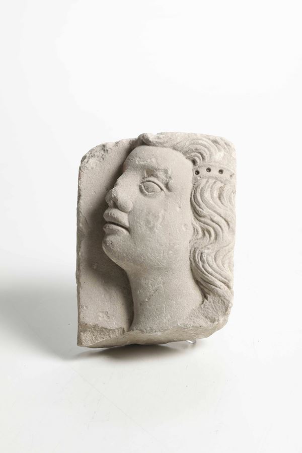 Profilo (frammento) femminile in pietra