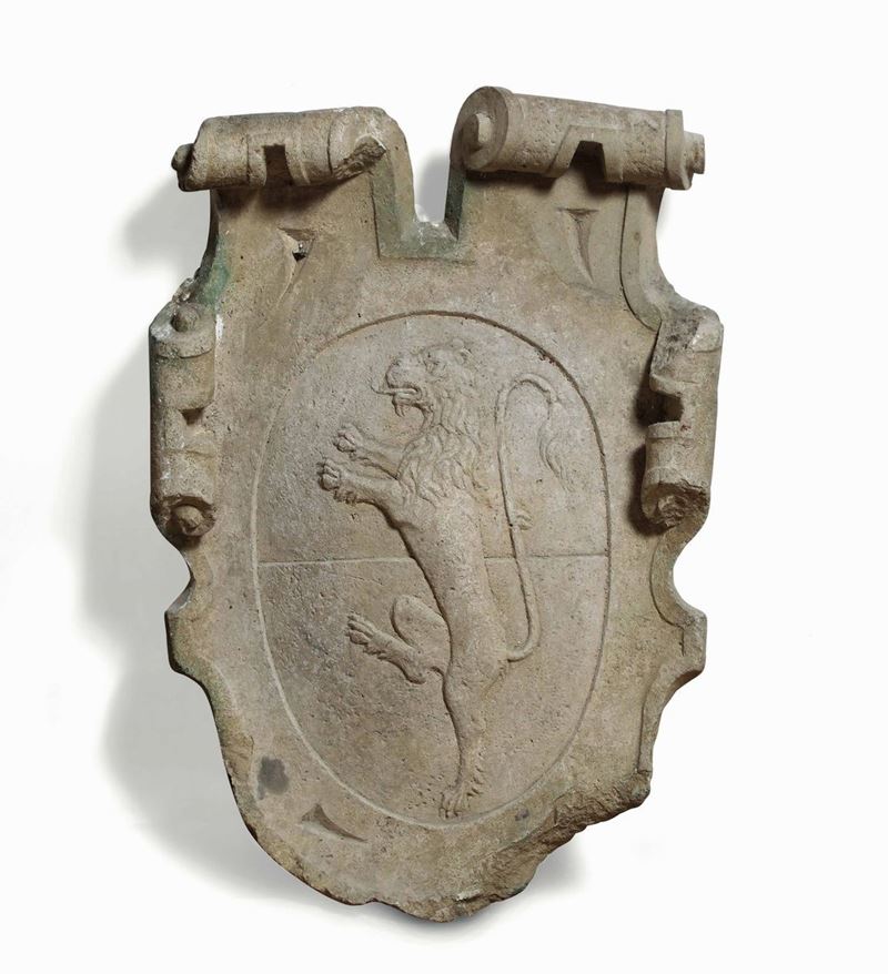 Stemma in pietra con raffigurazione di leone. Arte barocca del XVII secolo  - Asta Dimore Italiane - Cambi Casa d'Aste