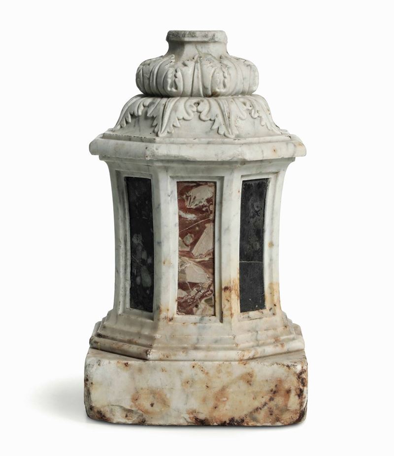 Basamento poligonale in marmo bianco e riserve in marmi colorati. XVI-XVII secolo  - Auction Italian Mansions - Cambi Casa d'Aste
