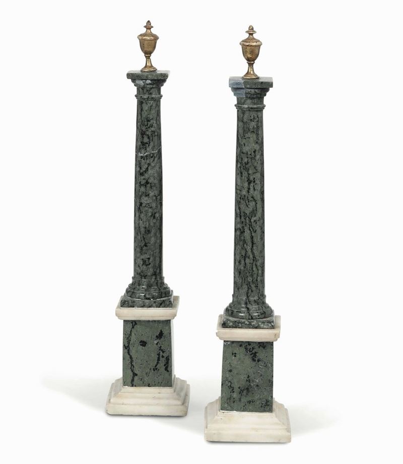 Coppia di colonne in marmo verde e bianco con pinnacoli in legno dorato. XIX secolo  - Asta Dimore Italiane - Cambi Casa d'Aste