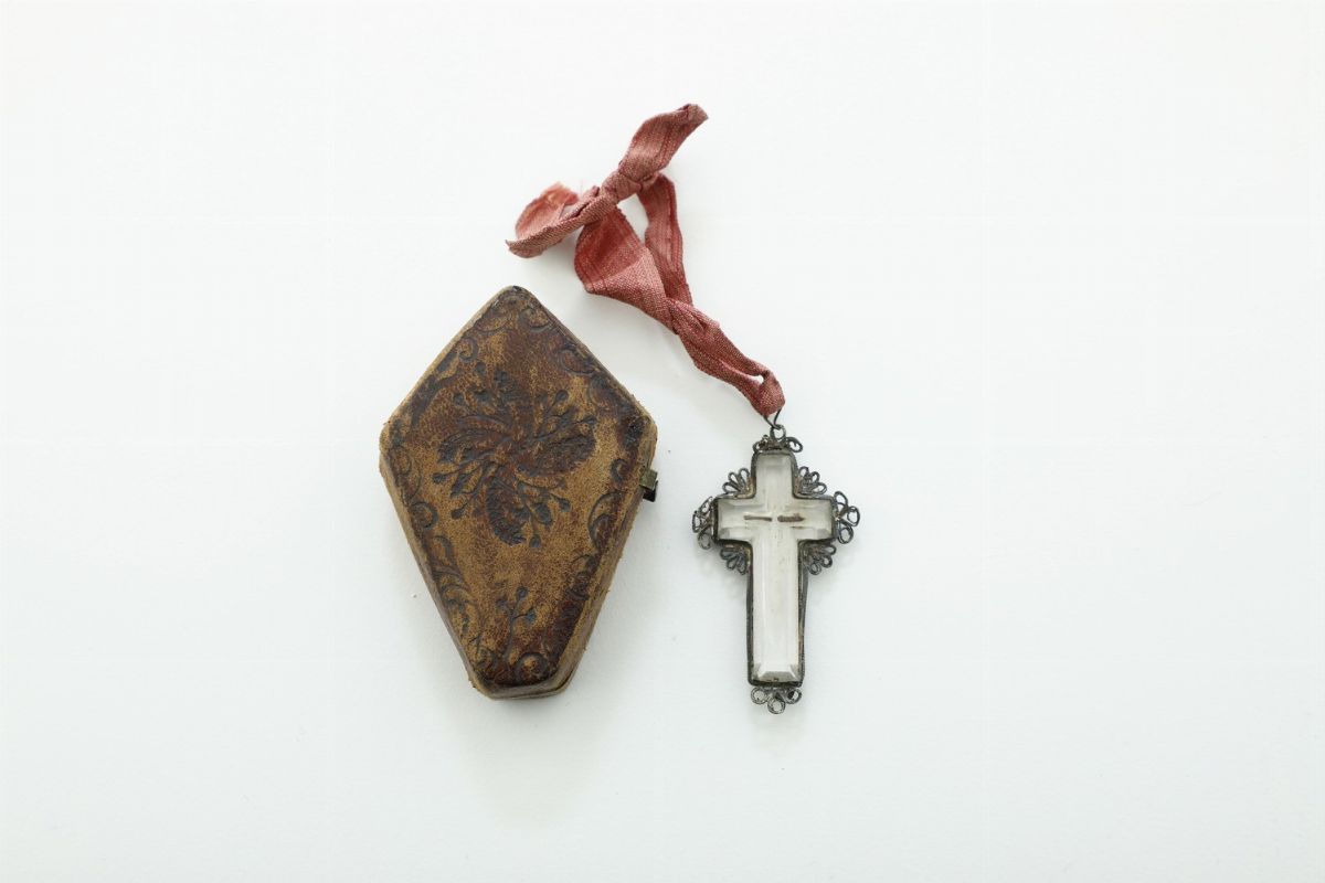 Croce Stauroteca Entro Custodia in Pelle Impressa. Oreficeria del XVIII Secolo