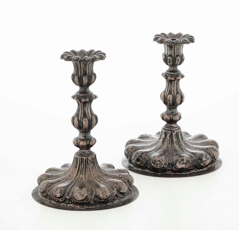 Coppia di candelieri baccellati in rame argentato. XVII-XVIII secolo  - Auction Dimore italiane | Cambi Time - Cambi Casa d'Aste
