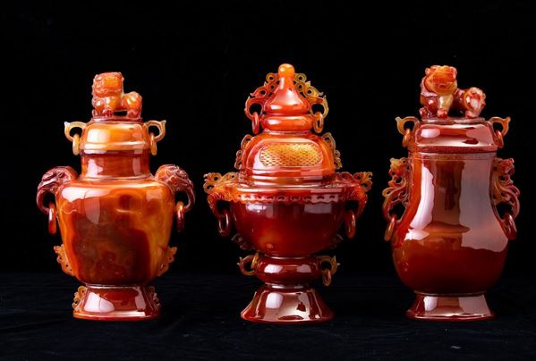 Tre vasi con coperchio scolpiti in agata, Cina, XX secolo