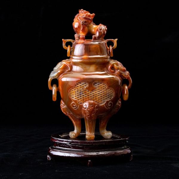 Incensiere tripode con coperchio e presa a foggia di leone scolpito in agata, Cina, XX secolo