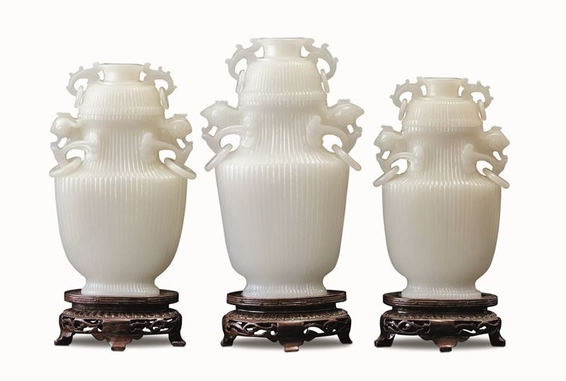 Tre vasi con coperchio in giada bianca, Cina, XX secolo  - Asta Dimore Italiane - Cambi Casa d'Aste