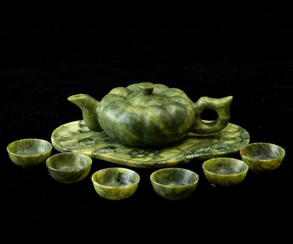 Set da thè scolpito in pietra verde composto da teiera, vassoio e sei tazzine, Cina, XX secolo