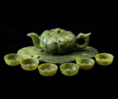 Set da Thè Scolpito in Pietra Verde Composto da Teiera, Vassoio e Sei Tazzine, Cina, XX Secolo
