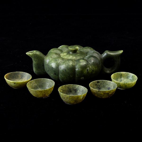 Set da thè scolpito in pietra verde composto da teiera e cinque tazzine, Cina, XX secolo