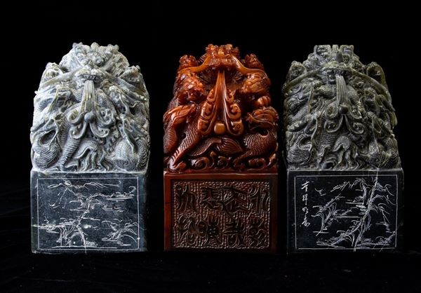 Tre sigilli scolpiti in pietra dura con draghi e iscrizioni, Cina, XX secolo