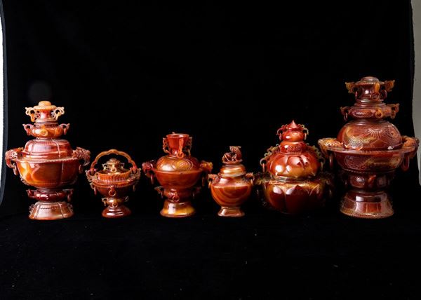 Lotto composto da sei vasi diversi con coperchio scolpiti in agata, Cina, XX secolo