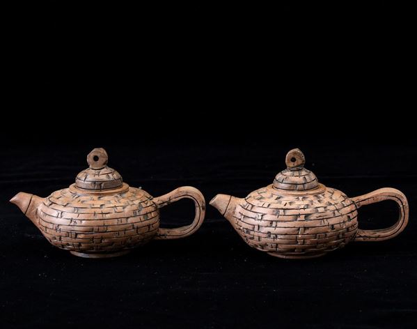 Due teiere in pietra con motivo a cesto in vimini, Cina, XX secolo