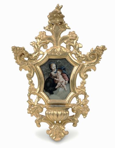 Acquasantiera in Legno Intagliato, Traforato e Dorato con Dipinto Sotto Vetro. Toscana XVIII Seco...
