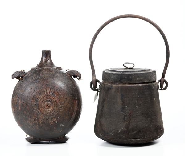 Lotto composto da vaso in metallo con manico e coperchio e fiasca in legno