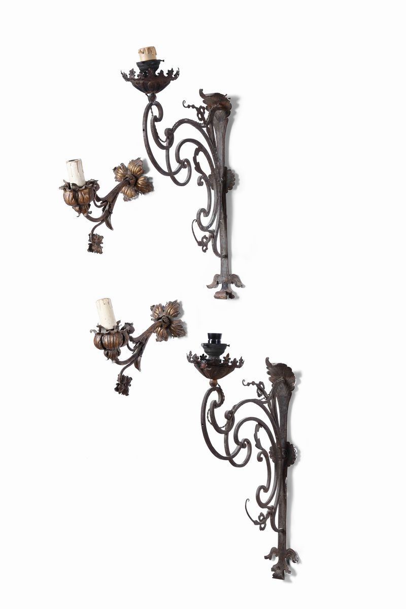 Due coppie di appliques in ferro battuto  - Auction Dimore italiane | Cambi Time - Cambi Casa d'Aste