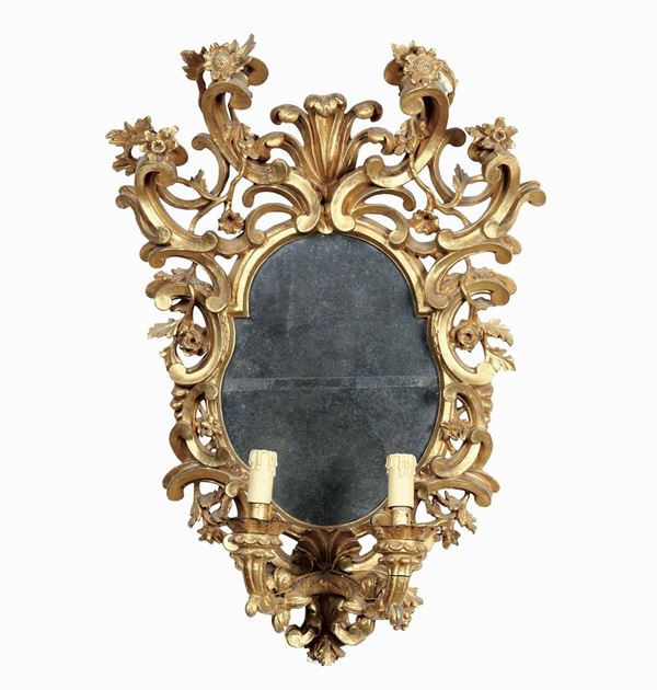 Coppia di specchiere in legno intagliato, traforato e dorato. Toscana XVII-XVIII secolo