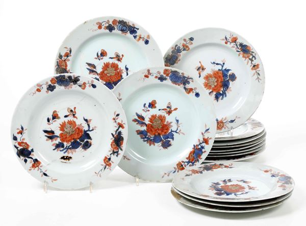 Lotto di 14 piatti in porcellana, con fiori rossi e blu, Giappone?