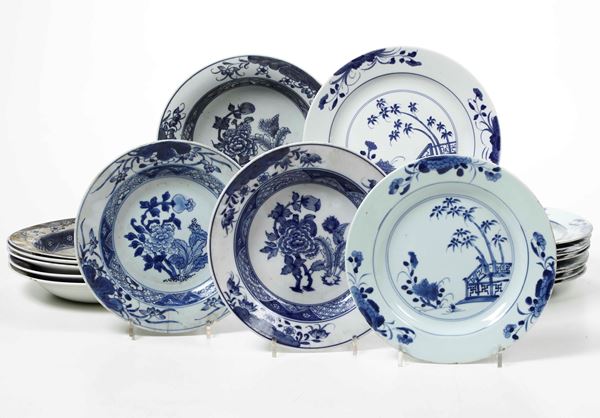 Lotto di piatti in porcellana a decoro monocromo blu, Cina