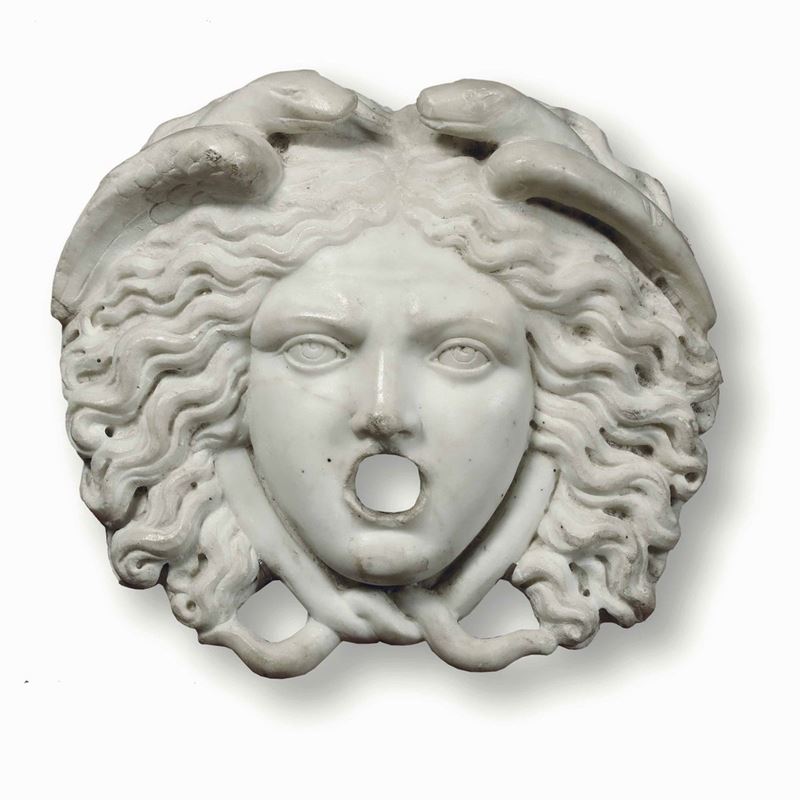 Testa di Gorgone neoclassica in marmo, XVIII-XIX secolo  - Auction Italian Mansions - Cambi Casa d'Aste