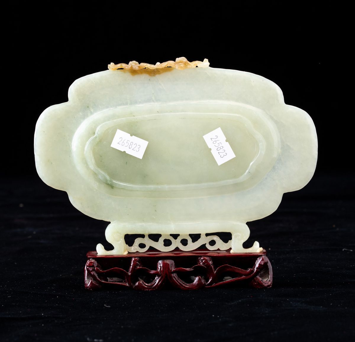 Placca Scolpita in Giada Celadon e Russet con Decori Incisi e Figura di Drago e Fenice a Rilievo,...
