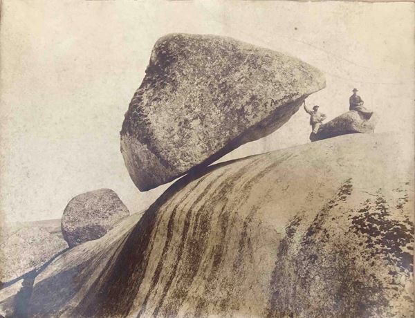 Pedro Momini fotografo La piedra movediza. Tandil, Argentina, 1890 ca.
