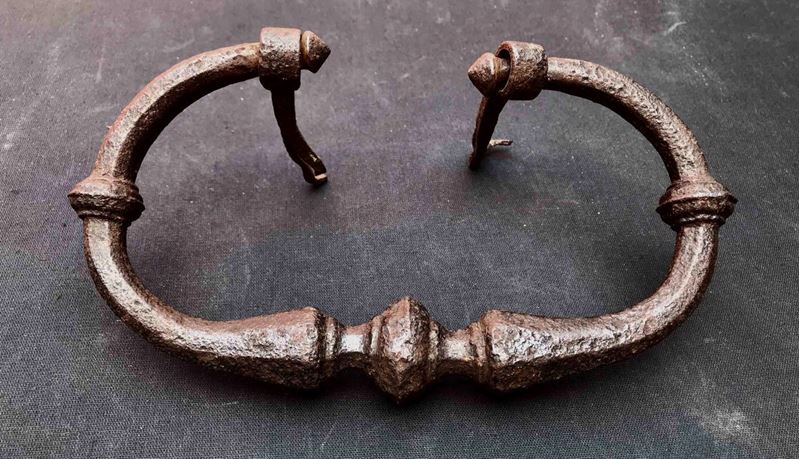 Antico battente in ferro forgiato. Probabile XVII secolo  - Auction Over 300 lots on offer - Cambi Casa d'Aste