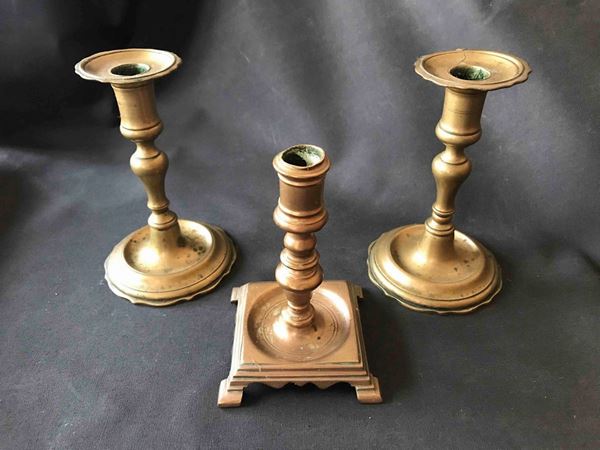 Tre antichi candelieri in bronzo