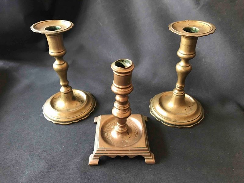 Tre antichi candelieri in bronzo  - Asta Oltre 300 lotti ad offerta libera - Cambi Casa d'Aste