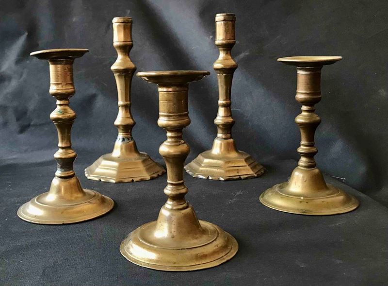 Cinque antichi candelieri in bronzo  - Asta Oltre 300 lotti ad offerta libera - Cambi Casa d'Aste