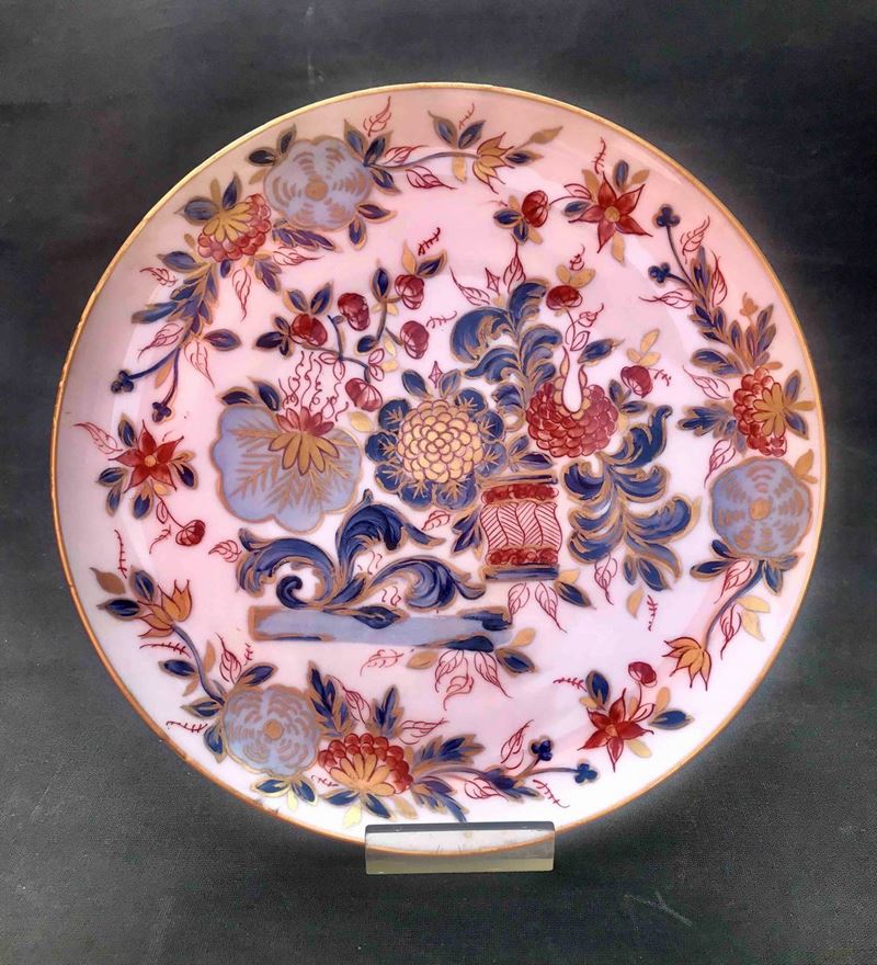 Piatto in porcellana dipinta in stile Imari. XX secolo  - Auction Over 300 lots on offer - Cambi Casa d'Aste