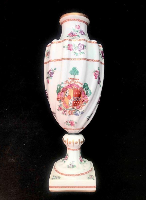 Vaso in porcellana dipinta con stemma nobiliare. XX secolo