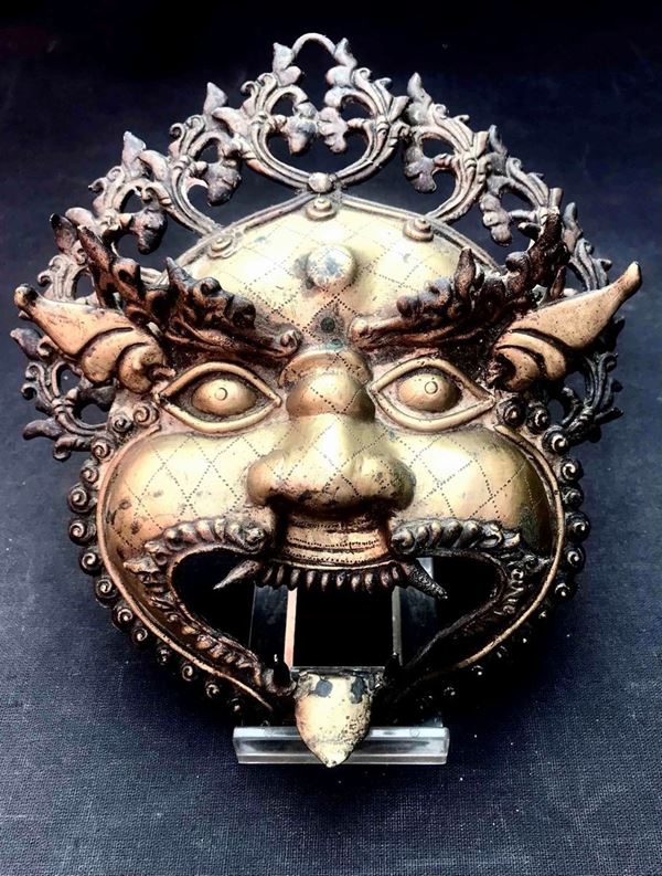 Vecchia maschera di Yama in bronzo. Tibet