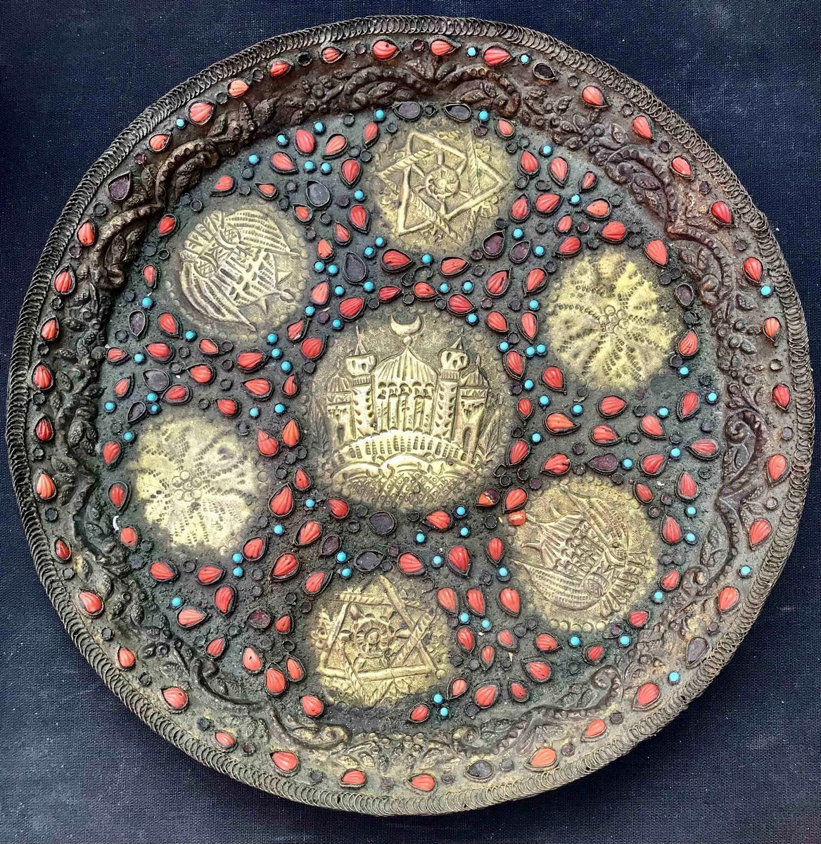 Servizio da Caffè in Metallo Sbalzato e Decorato con Pietre Rosse e Azzurre. Arte Orientale