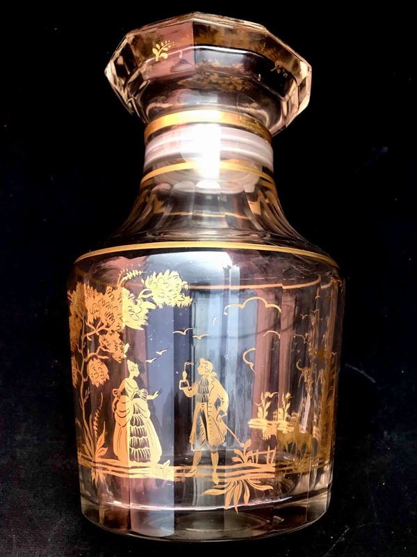 Vaso in vetro e cristallo molato dipinto a mano con scena galante e decori in oro. XX secolo
