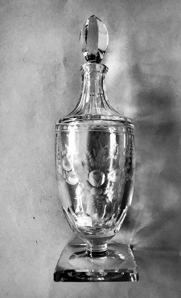 Bella bottiglia in cristallo molato. XX secolo