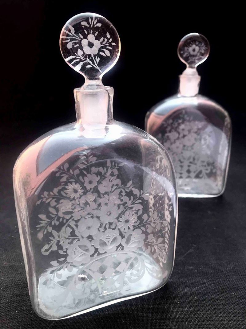 Coppia di bottigliette in vetro soffiato e incise alla mola  - Auction Over 300 lots on offer - Cambi Casa d'Aste