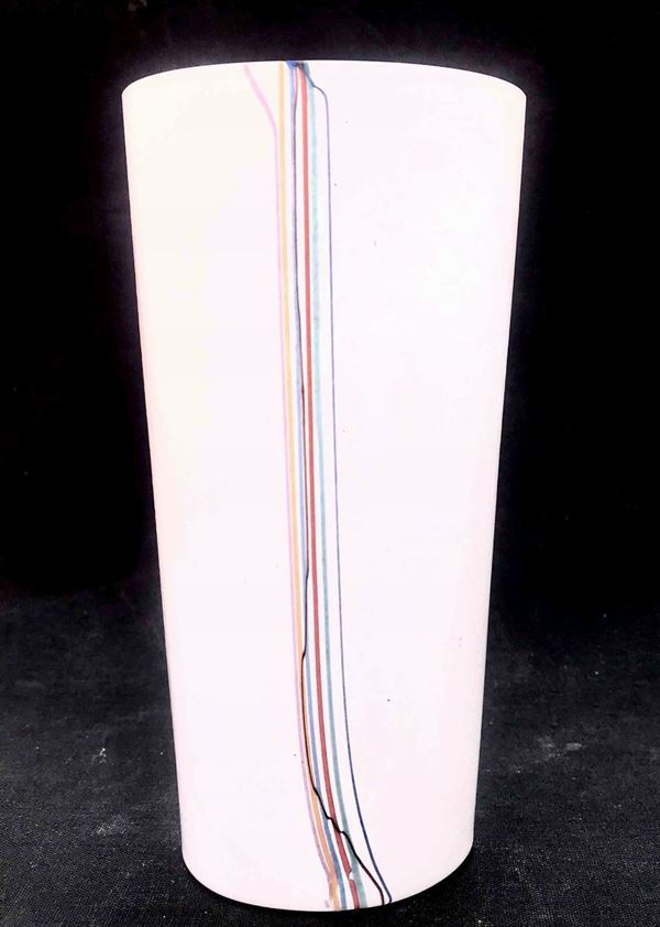 Bertil Vallien (Sollentuna 1938). Vaso in vetro bianco incolore con applicazioni a filamenti policromi