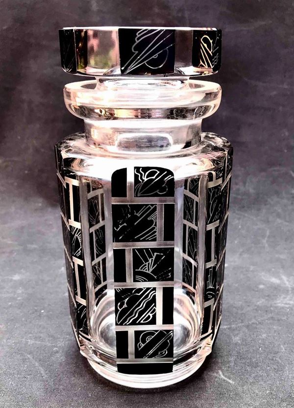 Vaso ottagonale in cristallo molato con motivi graffiti decò. XX secolo