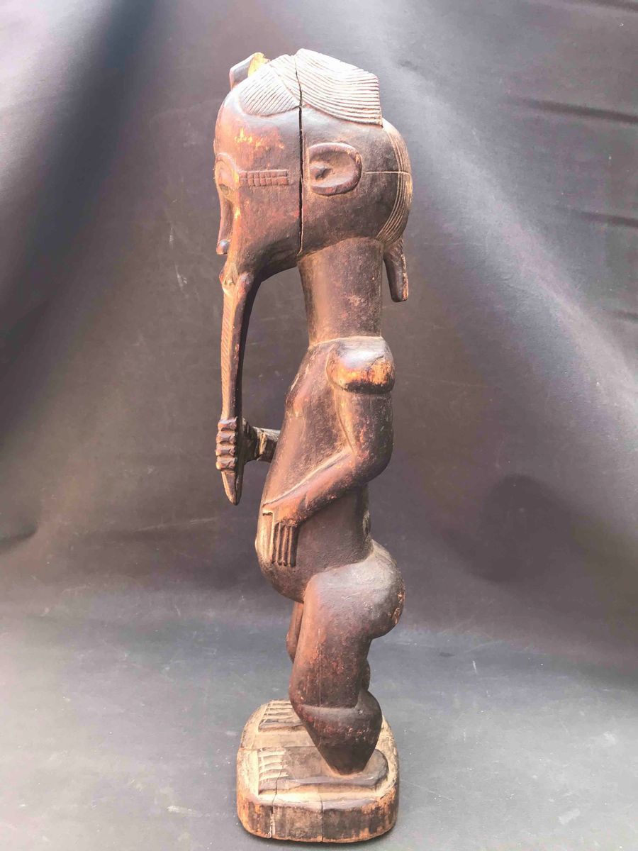Scultura Africana Raffigurante Personaggio Stante dalla Lunga Barba