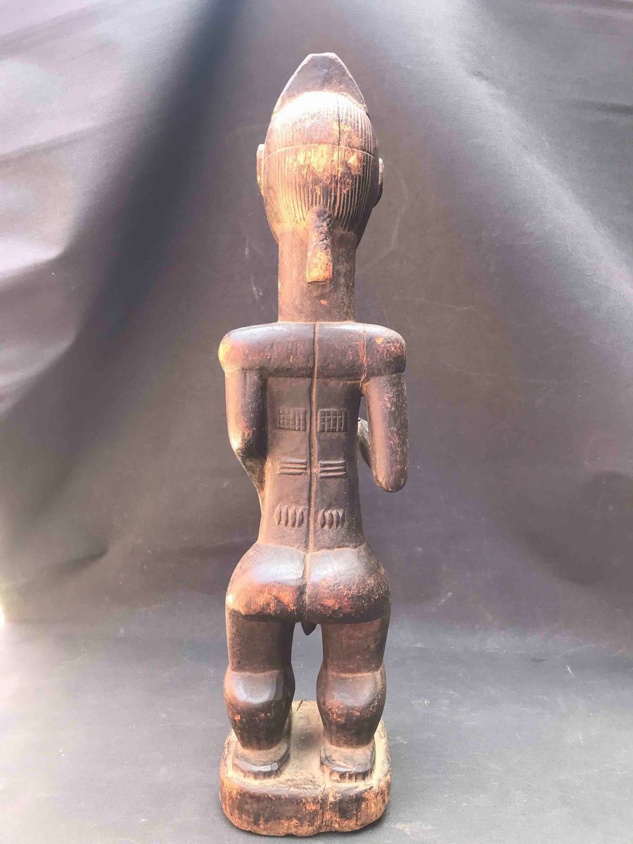 Scultura Africana Raffigurante Personaggio Stante dalla Lunga Barba