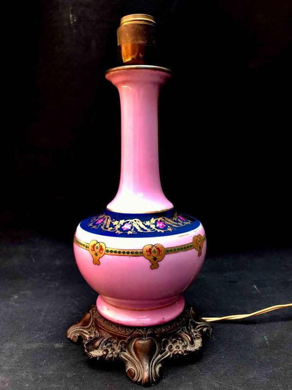 Vecchio vaso in porcellana montato a lampada