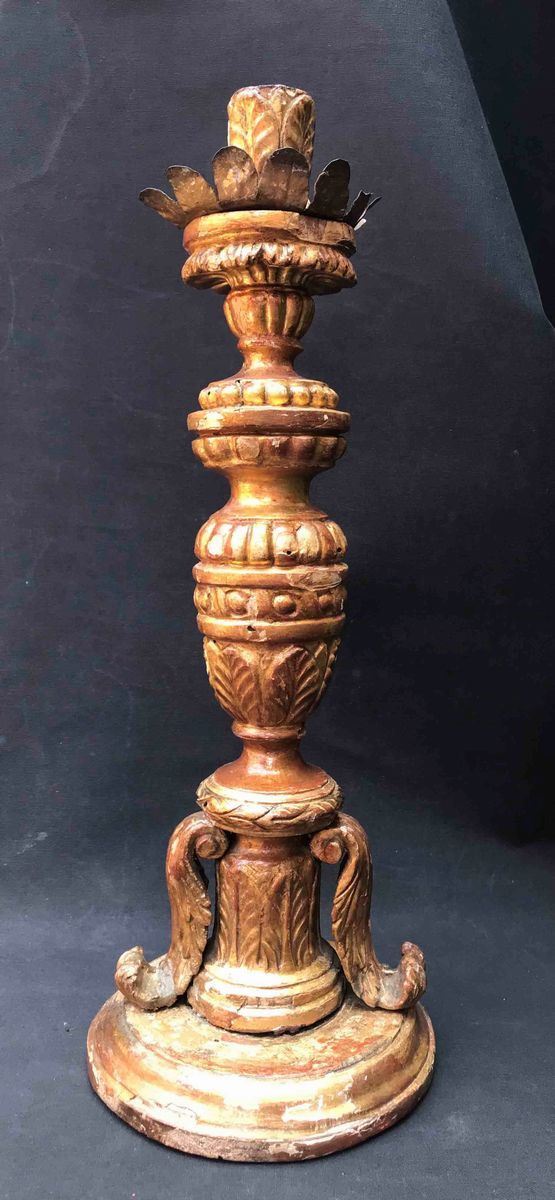 Antico candeliere in legno scolpito e dorato. Probabile XVI secolo