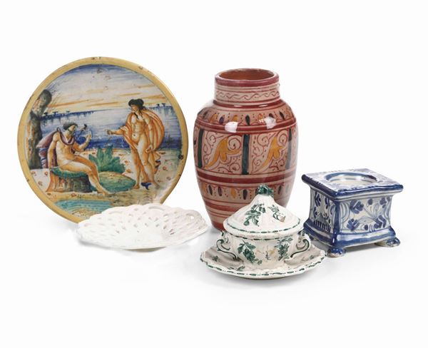 Cinque diversi oggetti in maiolica e terraglia XVIII - XX secolo