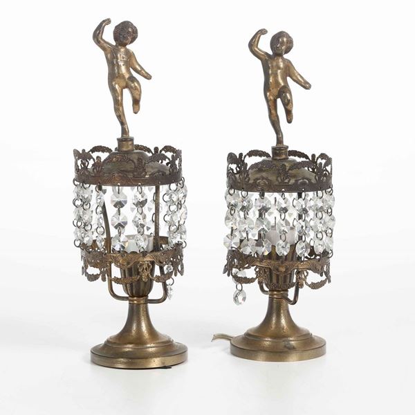 Coppia di lampade da tavolo in metallo dorato con pendenti in vetro molato. XX secolo